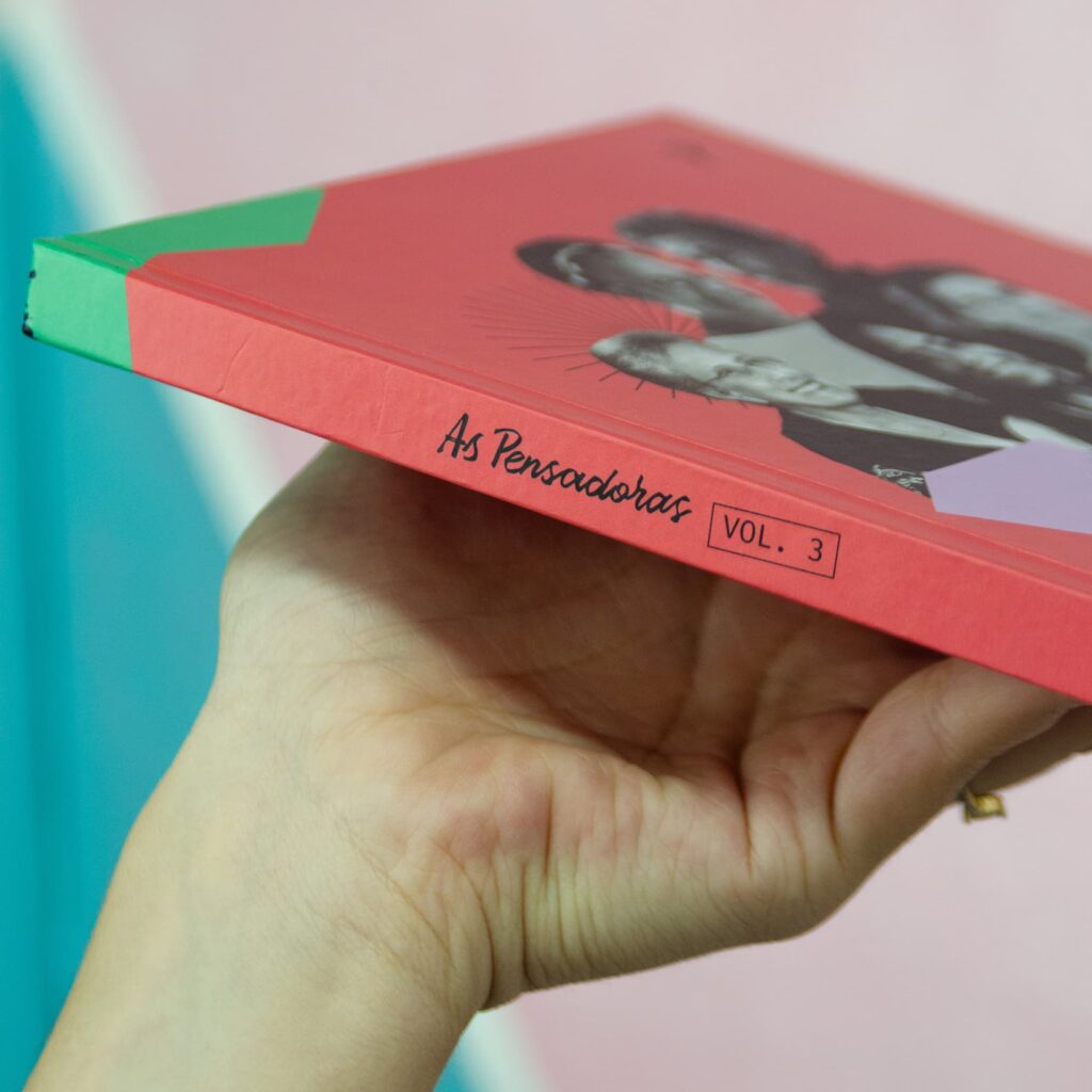livro com lombada quadrada e acabamento profissional de encadernação