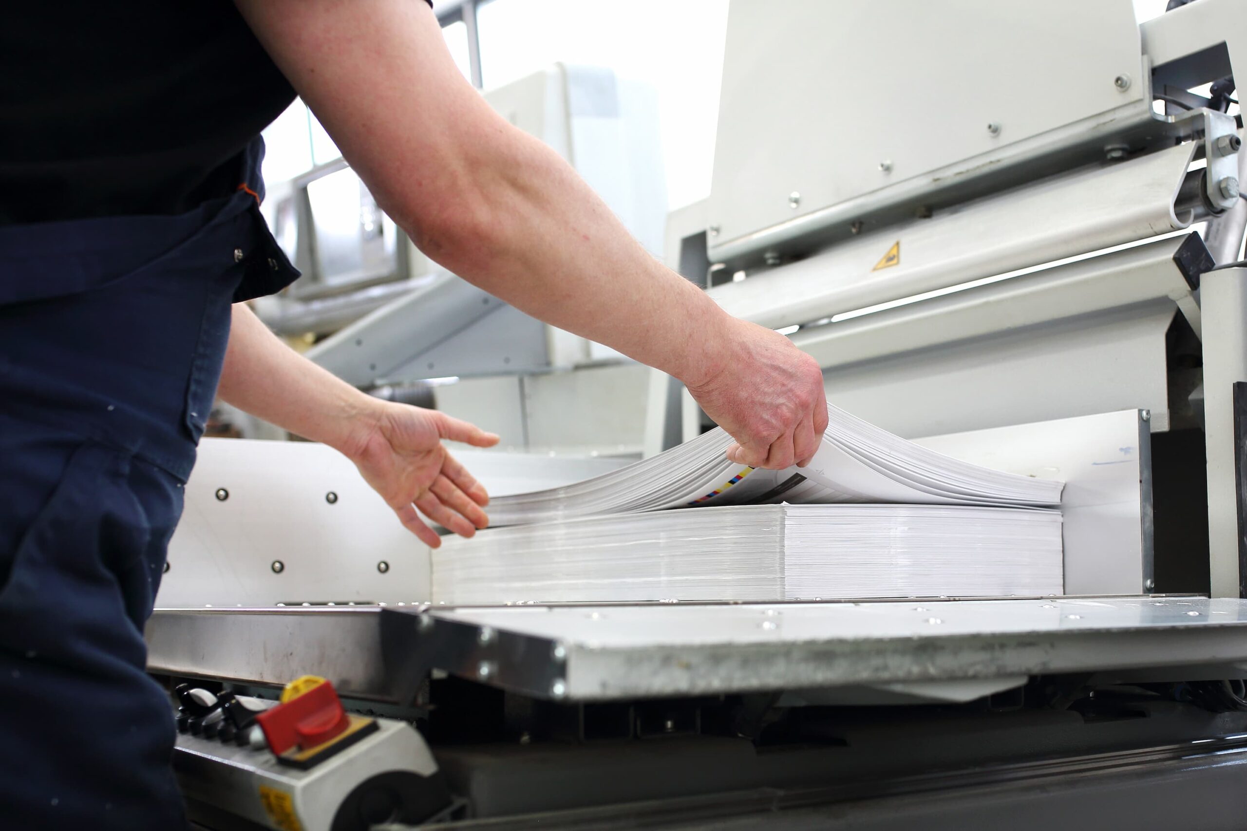 Processo de impressão gráfica com máquina industrial e acabamento profissional