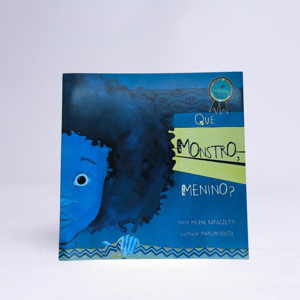 Livro infantil com capa azul ilustrada e impressão de alta qualidade