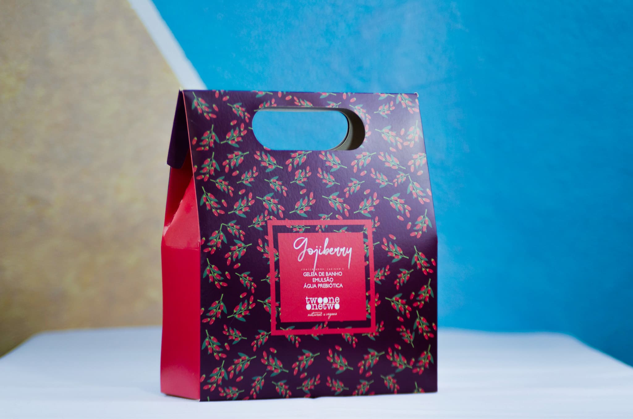 sacola personalizada em papel com corte e acabamento especial