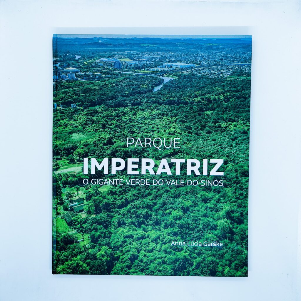 Livro capa dura com impressão de alta qualidade e acabamento premium